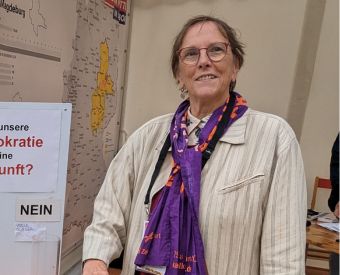 Regina Masur schaut in die Kamera