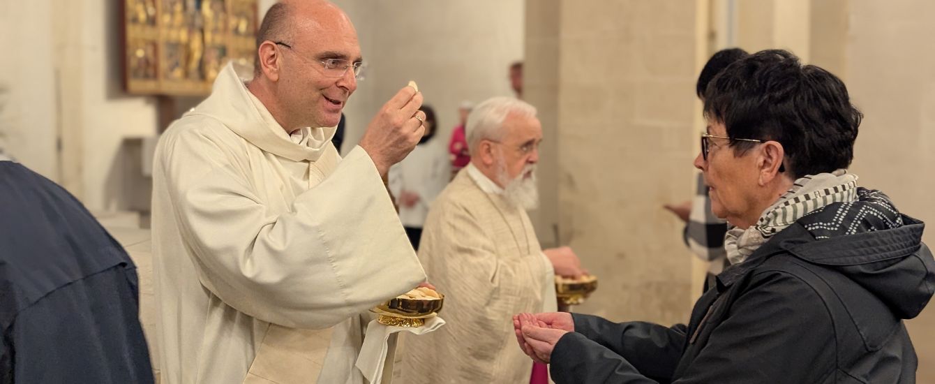 Ein Diakon teilt die Kommunion aus