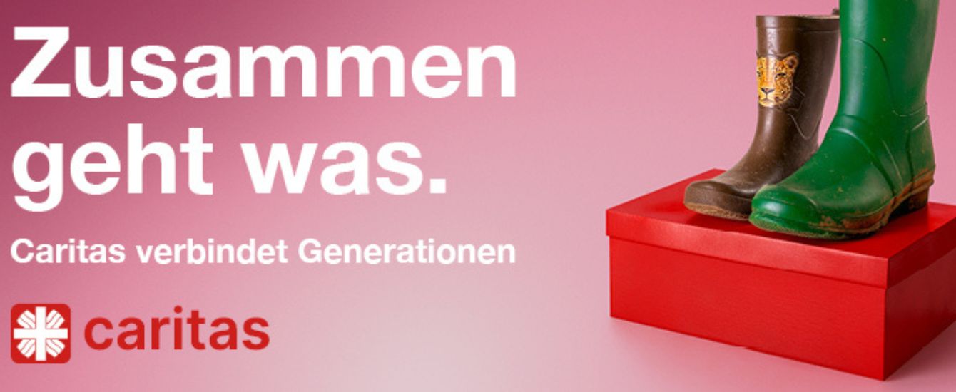 Schuhe auf einem Karton mit einer Schrift