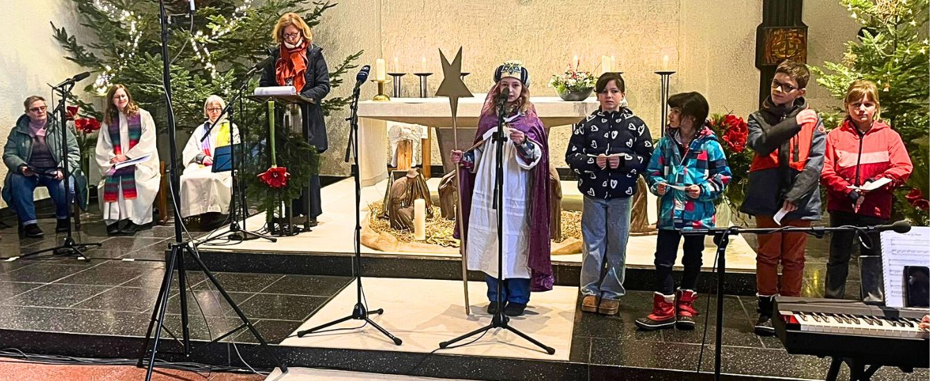 Kinder als Sternsinger bei einem Gottesdienst