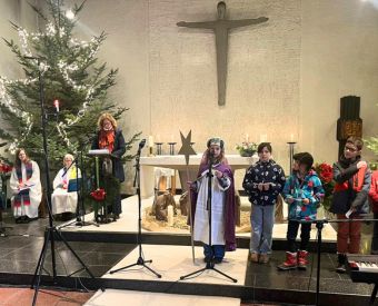 Kinder als Sternsinger bei einem Gottesdienst