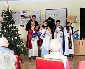Sternsinger in einem Pflegeheim