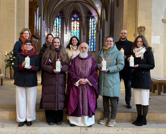 Gruppenfoto der neu beauftragten Religionslehrer:innen im Bistum Magdeburg mit Bischof Dr. Gerhard Feige