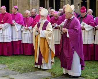 Bischöfe bei einem Requiem