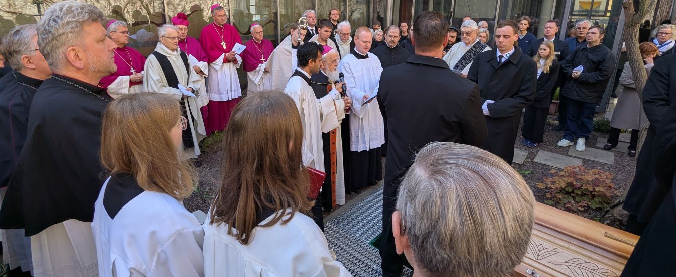 Priester am Grab von Leo Nowak