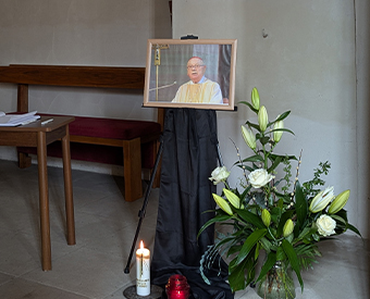 Foto eines Mannes und Blumen