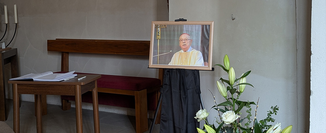 Kapelle mit Foto eines Mannes und Blumen