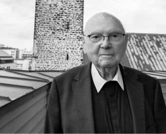 schwarz-weiß Bild von Bischof Leo Nowak