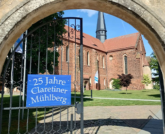 Kloster Mühlberg durch ein Tor
