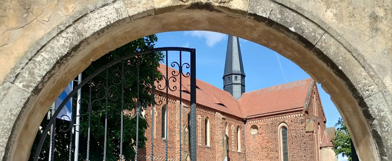 Torbogen und Kloster