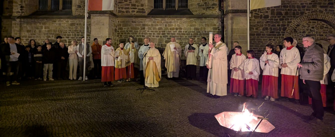 Geistliche am Osterfeuer