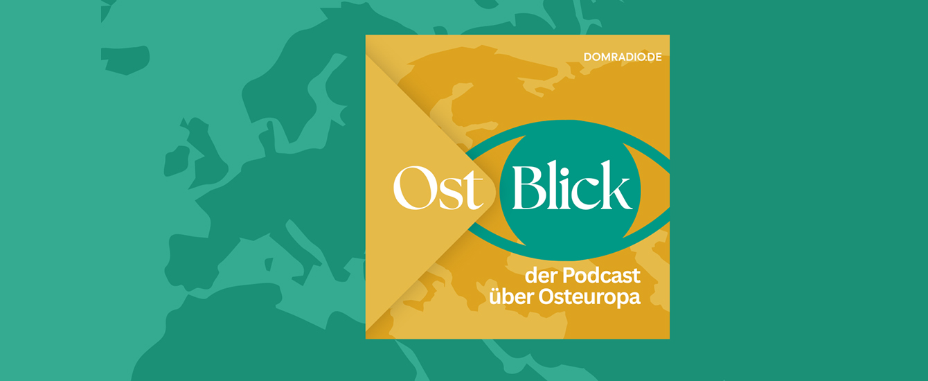 Podcast-Cover auf Landkartenhintergrund von Osteuropa