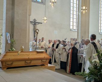 Bischof Feige und andere Priester beim Requiem von Bischof Leo Nowak