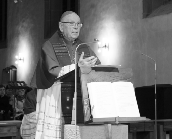 schwarz-weiß Bild von Bischof Leo am Ambo