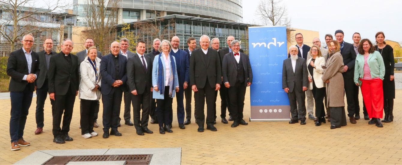 Menschen stehen vor einem Hochhaus
