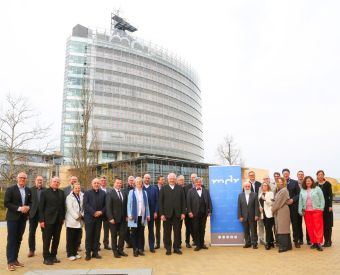 Menschen stehen vor einem Hochhaus