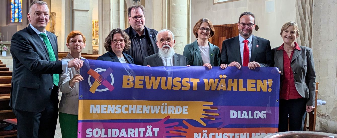 Menschen halten ein Banner