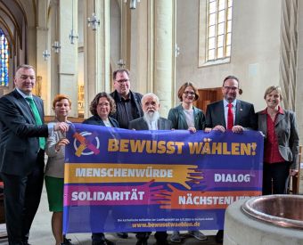 Menschen halten ein Banner