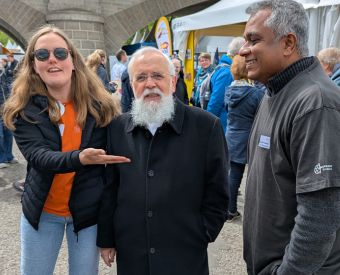 Bischof Feige im Gespräch mit Menschen
