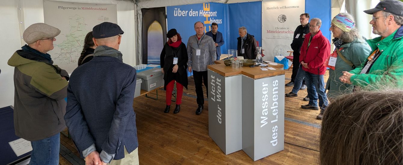 Menschen stehen in einem Zelt