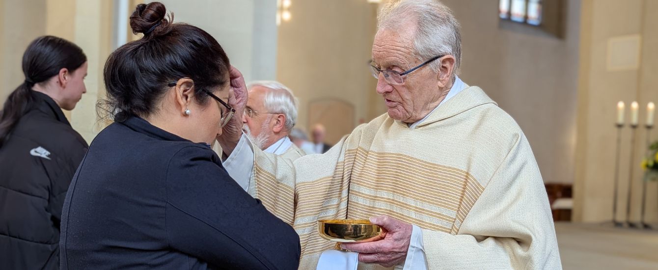 Willi Kraning segnet eine Frau