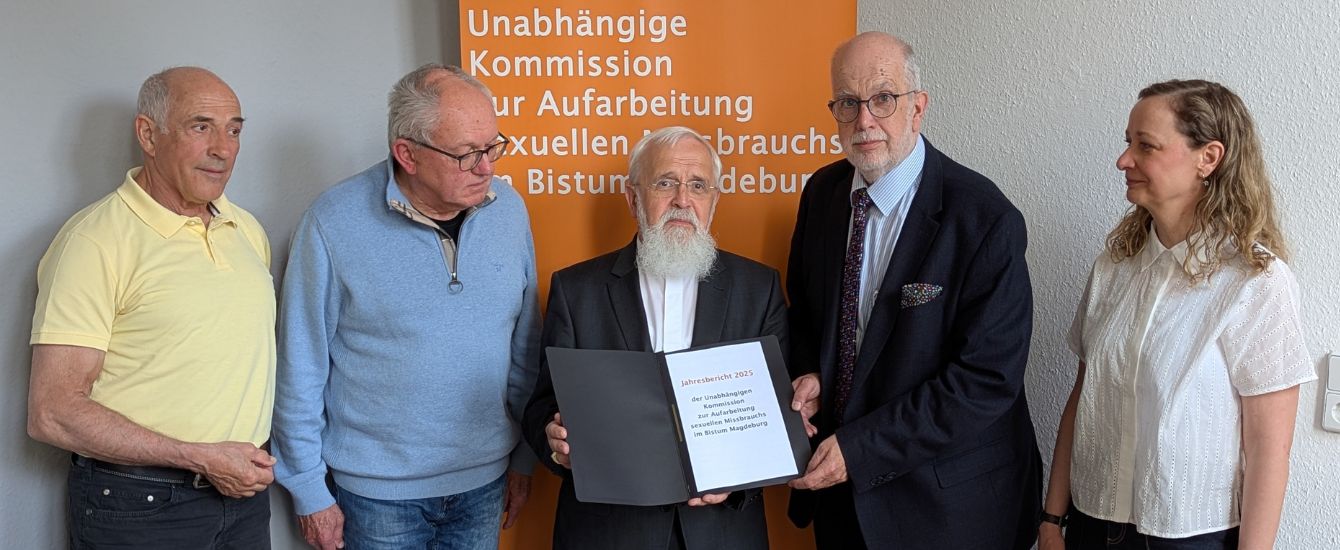 Menschen stehen wor einem Roll-UP