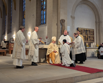 Menschen und der BIschof in der Kirche