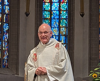 Mann redet am Mikrofon