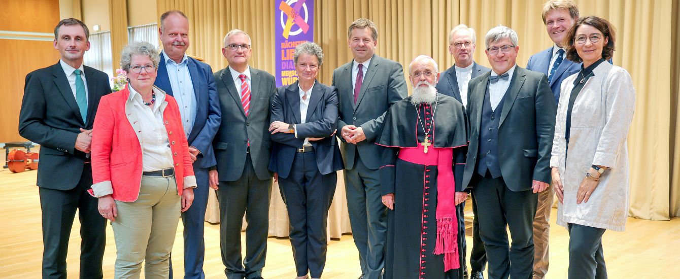 Ministerpräsident Sven Schulze mit Ministern und den Bischöfen in enem Saal