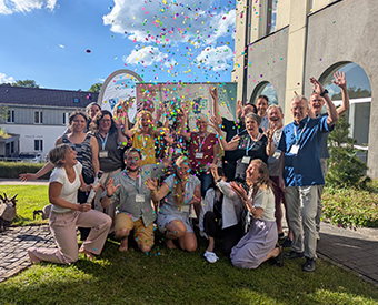 Gruppenfoto mit Konfetti
