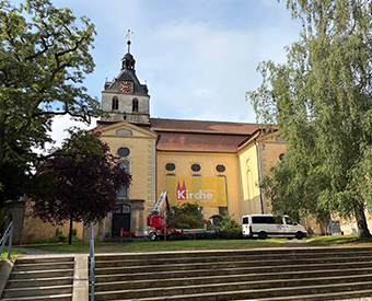 Eine Kirche mit Banner