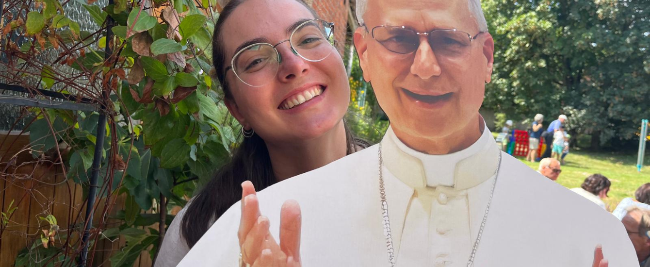 Frau mit einer Pappfigur von Papst Leo XIV
