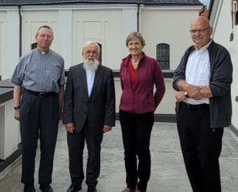 Menschen vor einer Kirche