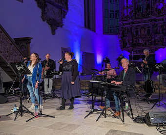 Eine Band singt gemeinsam