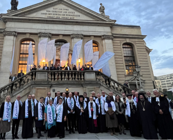 Menschen stehen vor einer historischen Treppe