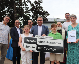 Menschen halten ein Schild