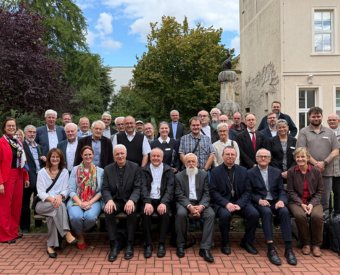 Menschen sitzen aufgereiht für ein gruppenfoto