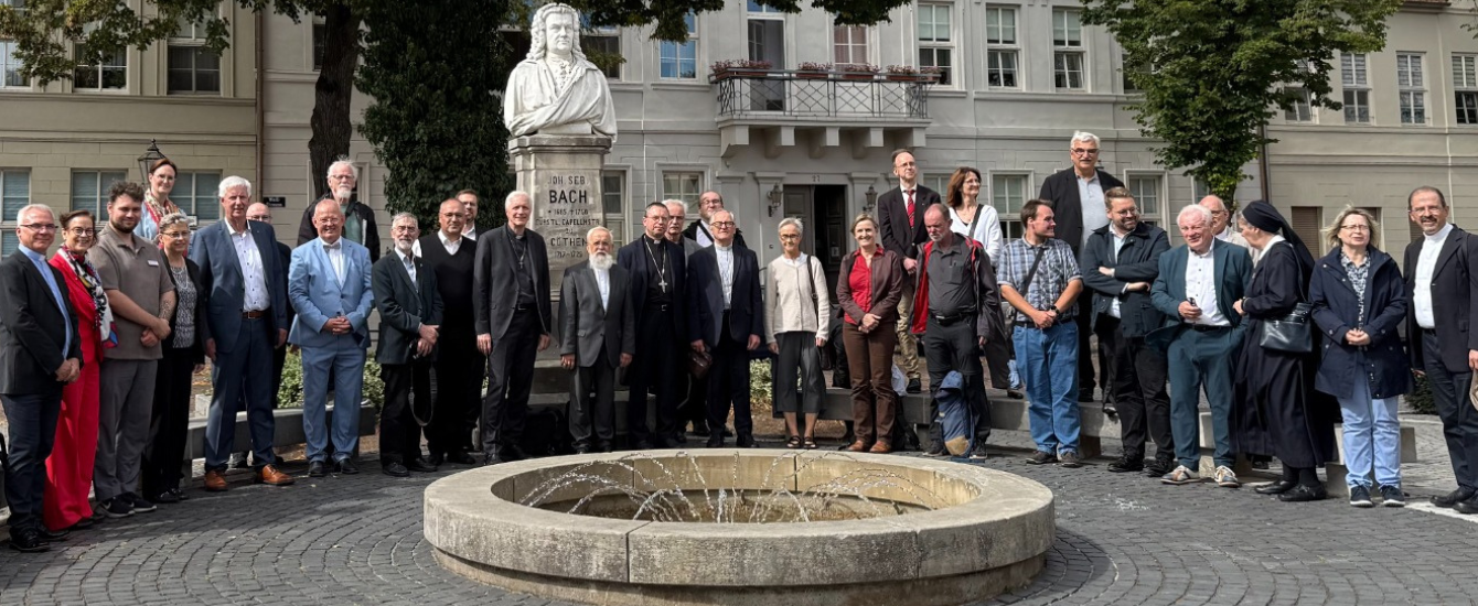 Menschen um einen Brunnen versammelt