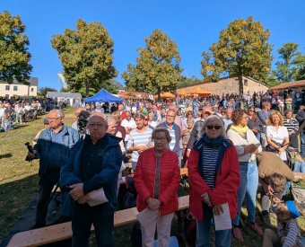 Menschen auf einer Wiese