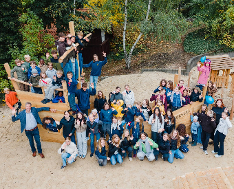 Gruppenfoto von Menschen auf einem Spielplatz