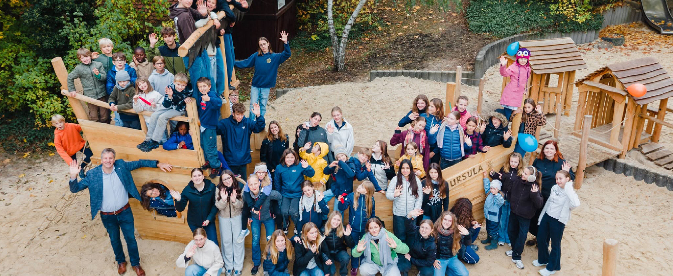 Gruppenfoto von Menschen auf einem Spielplatz
