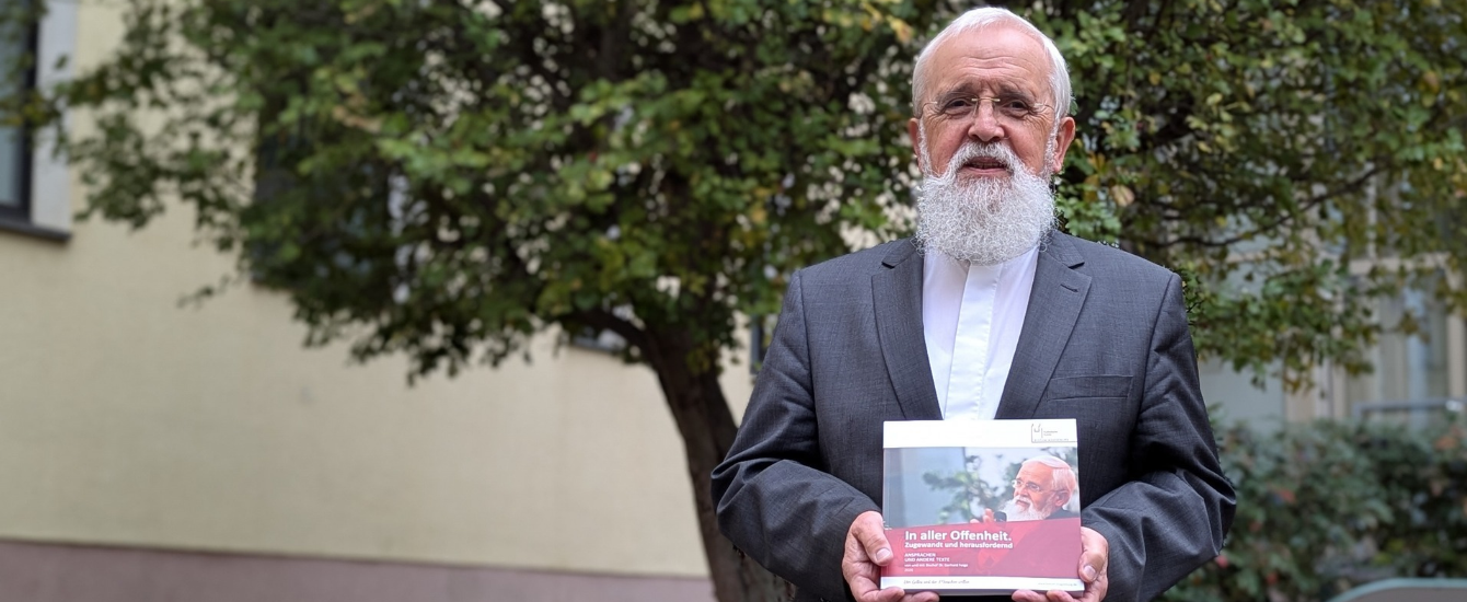 Bischof Feige mit Buch in der Hand