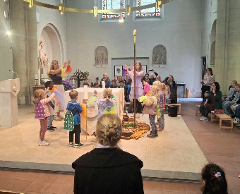 Kinder bei einem Gottesdienst