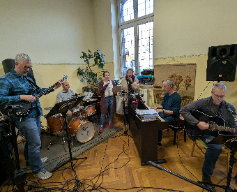 Eine Band übt.