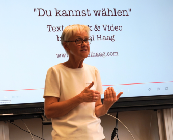 Eine Frau spricht