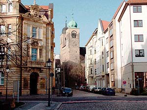 die Kathedrale im Straßenzug