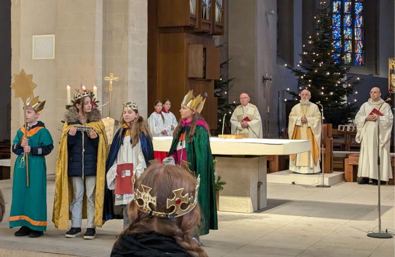 Sternsinger in einer Kirche
