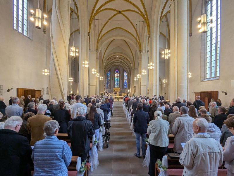 Menschen in einer Kirche