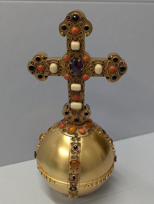 Metzger Reliquiar, das ausseht wie eine goldene Weltkugel mit einem Kreuz darauf