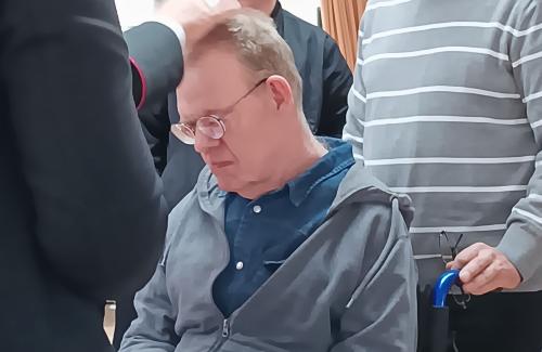EIn Mann wird gesegnet